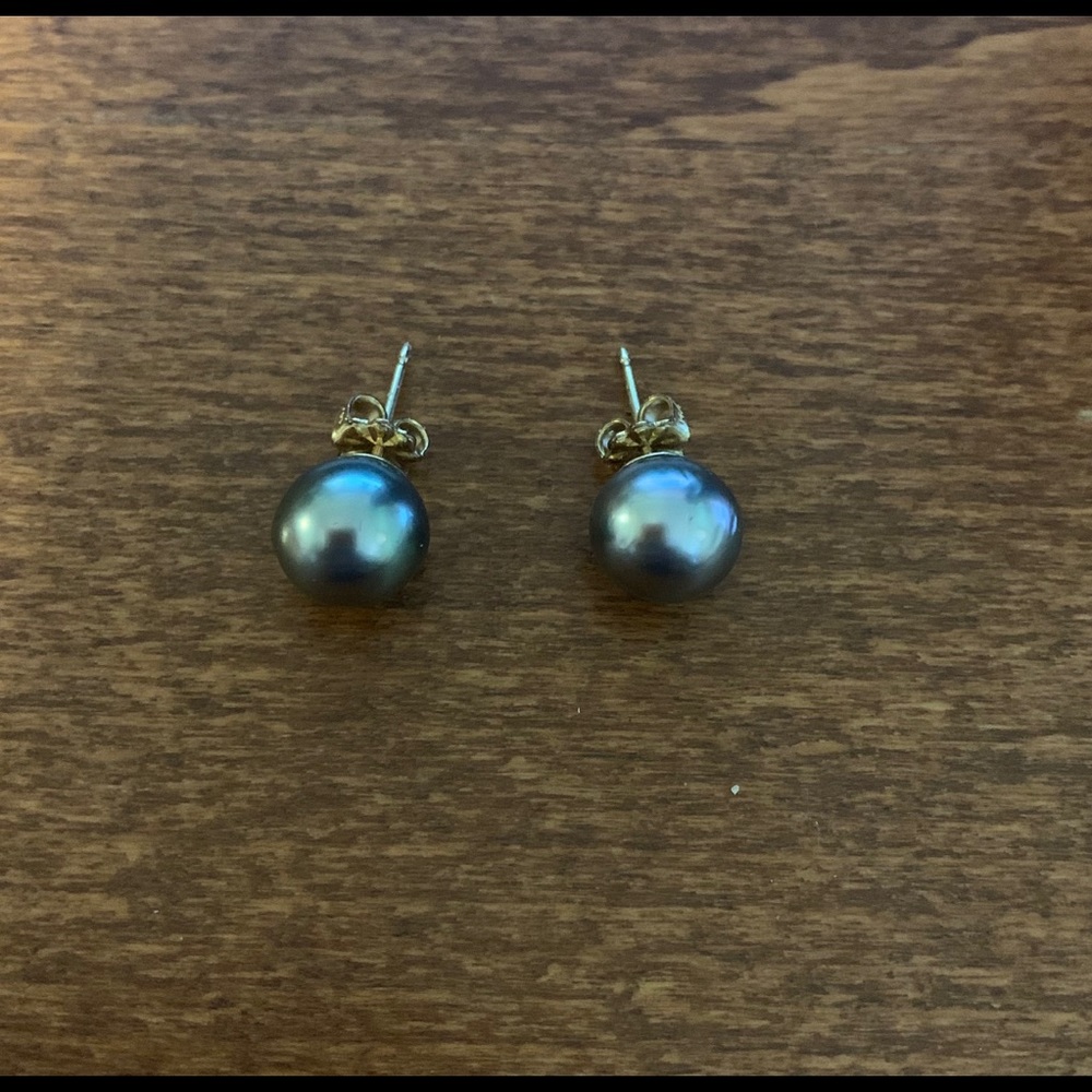 Green-gray Tahitian pearl stud earrings (8mm)